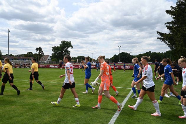 Fußball I Frauen I Saison 2026-2027 I Freundschaftsspiel I 1. FC Nürnberg - FC Carl Zeiss Jena I 22.07.2026 Die Mannschaften laufen mit den Schiedsrichtern auf das Spielfeld Nürnberg Sportpark Valznerweiher Platz 5 Bayern Deutschland *** Soccer I Women s I 2026–2027 Season I Friendly Match I 1 FC Nürnberg vs. FC Carl Zeiss Jena I July 22, 2026 The teams take the field with the referees at Nürnberg Sportpark Valznerweiher, Field 5, Bavaria Germany Copyright: xLobeca InesxHähnelx