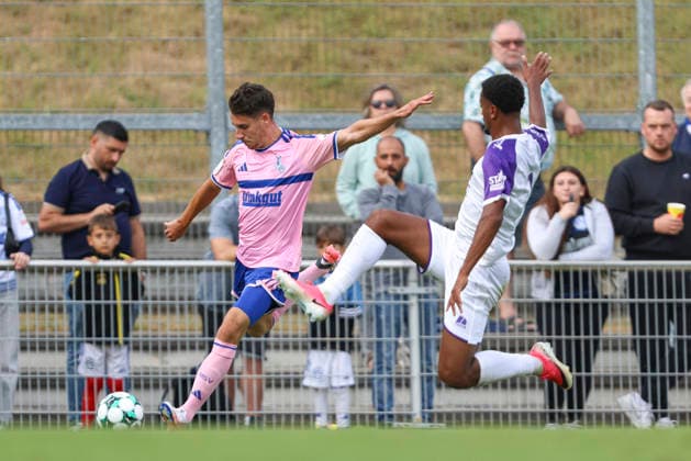 Conor Noß (MSV Duisburg) und Brian Plat (K Beerschot VA) im Zweikampf waehrend des Testspiels zwischen MSV Duisburg und K Beerschot VA, PCC-Stadion am 22. July 2026 in Duisburg, Deutschland. (Foto von Oliver Kaelke DeFodi Images) +++ Conor Noß (MSV Duisburg) und Brian Plat (K Beerschot VA) battle for the ball during the friendly match between MSV Duisburg and K Beerschot VA at PCC-Stadion on July 22, 2026 in Duisburg, Germany. (Photo by Oliver Kaelke DeFodi Images) (Photo by Oliver Kaelke DeFodi Images) - *** Conor Noß of MSV Duisburg and Brian Plat of K Beerschot VA battle for the ball during the friendly match between MSV Duisburg and K Beerschot VA at PCC Stadium on July 22, 2026, in Duisburg, Germany Photo by Oliver Kaelke, DeFodi Images Conor Noß of MSV Duisburg and Brian Plat of K Beerschot VA battle for the ball during the friendly match between MSV Duisburg and K Beerschot VA at PCC Stadium on July 22, 2026 in Duisburg, Germany Photo by Oliver Kaelke, DeFodi Images Photo by Oliver Kaelke, DeFodi Images