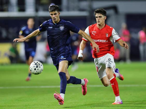 Zeleznicar v Braga- UEFA Conference League Season 2026 2027 Nemanja Vidojevic (L) of Zeleznicar in action against Pau Victor of Braga during the UEFA Conference League Season 2026 2027 Second qualifying round 1st leg match between FK Zeleznicar Pancevo and FC Braga at stadium SC Mladost on July 22, 2026 in Pancevo, Serbia. Pancevo Serbia Copyright: xSrdjanxStevanovicx x