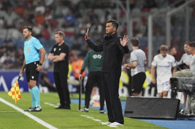Basaksehir v Inter Turku - UEFA Conference League ISTANBUL, TURKIYE - JULY 22: Manager of Istanbul Basaksehir Nuri Sahin gives instructions to his players on the sideline during the first leg match of the UEFA Conference League second qualifying round against Inter Turku at Basaksehir Fatih Terim Stadium in Istanbul, Turkiye on July 22, 2026. Bunyamin Celik Anadolu Istanbul Turkey. Editorial use only. Please get in touch for any other usage.  Copyright: x2026xAnadoluxBunyaminxCelikx