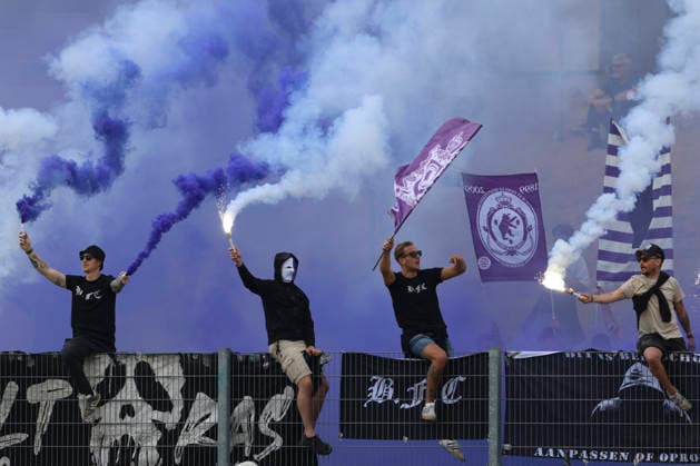 Fans von K Beerschot VA mit Pyrotechnik waehrend des Testspiels zwischen MSV Duisburg und K Beerschot VA, PCC-Stadion am 22. July 2026 in Duisburg, Deutschland. (Foto von Oliver Kaelke DeFodi Images) +++ Supporters of K Beerschot VA use pyrotechnics during the friendly match between MSV Duisburg and K Beerschot VA at PCC-Stadion on July 22, 2026 in Duisburg, Germany. (Photo by Oliver Kaelke DeFodi Images) (Photo by Oliver Kaelke DeFodi Images) - *** K Beerschot VA fans using pyrotechnics during the friendly match between MSV Duisburg and K Beerschot VA, PCC Stadion on July 22, 2026, in Duisburg, Germany. Photo by Oliver Kaelke, DeFodi Images. Supporters of K Beerschot VA use pyrotechnics during the friendly match between MSV Duisburg and K Beerschot VA at PCC Stadion on July 22, 2026 in Duisburg, Germany. Photo by Oliver Kaelke, DeFodi Images. Photo by Oliver Kaelke, DeFodi Images.