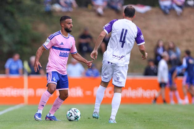 Ramien Safi (MSV Duisburg) und Edisson Jordanov (K Beerschot VA) im Zweikampf waehrend des Testspiels zwischen MSV Duisburg und K Beerschot VA, PCC-Stadion am 22. July 2026 in Duisburg, Deutschland. (Foto von Oliver Kaelke DeFodi Images) +++ Ramien Safi (MSV Duisburg) und Edisson Jordanov (K Beerschot VA) battle for the ball during the friendly match between MSV Duisburg and K Beerschot VA at PCC-Stadion on July 22, 2026 in Duisburg, Germany. (Photo by Oliver Kaelke DeFodi Images) (Photo by Oliver Kaelke DeFodi Images) - *** Ramien Safi of MSV Duisburg and Edisson Jordanov of K Beerschot VA battle for the ball during the friendly match between MSV Duisburg and K Beerschot VA at PCC Stadium on July 22, 2026, in Duisburg, Germany Photo by Oliver Kaelke, DeFodi Images Ramien Safi of MSV Duisburg and Edisson Jordanov of K Beerschot VA battle for the ball during the friendly match between MSV Duisburg and K Beerschot VA at PCC Stadium on July 22, 2026 in Duisburg, Germany Photo by Oliver Kaelke, DeFodi Images Photo by Oliver Kaelke, DeFodi Images