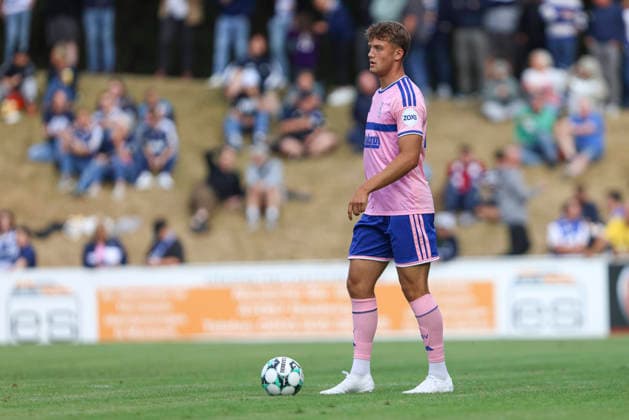 Ben Schlicke (MSV Duisburg) in Aktion, am Ball, Einzelaktion waehrend des Testspiels zwischen MSV Duisburg und K Beerschot VA, PCC-Stadion am 22. July 2026 in Duisburg, Deutschland. (Foto von Oliver Kaelke DeFodi Images) +++ Ben Schlicke (MSV Duisburg) controls the ball during the friendly match between MSV Duisburg and K Beerschot VA at PCC-Stadion on July 22, 2026 in Duisburg, Germany. (Photo by Oliver Kaelke DeFodi Images) (Photo by Oliver Kaelke DeFodi Images) - *** Ben Schlicke of MSV Duisburg in action, on the ball, making a solo run during the friendly match between MSV Duisburg and K Beerschot VA, PCC Stadion on July 22, 2026, in Duisburg, Germany. Photo by Oliver Kaelke, DeFodi Images. Ben Schlicke of MSV Duisburg controls the ball during the friendly match between MSV Duisburg and K Beerschot VA at PCC Stadion on July 22, 2026 in Duisburg, Germany. Photo by Oliver Kaelke, DeFodi Images. Photo by Oliver Kaelke, DeFodi Images.