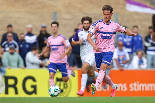 Christian Viet (MSV Duisburg) in Aktion, am Ball, Einzelaktion waehrend des Testspiels zwischen MSV Duisburg und K Beerschot VA, PCC-Stadion am 22. July 2026 in Duisburg, Deutschland. (Foto von Oliver Kaelke DeFodi Images) +++ Christian Viet (MSV Duisburg) controls the ball during the friendly match between MSV Duisburg and K Beerschot VA at PCC-Stadion on July 22, 2026 in Duisburg, Germany. (Photo by Oliver Kaelke DeFodi Images) (Photo by Oliver Kaelke DeFodi Images) - *** Christian Viet of MSV Duisburg in action, on the ball, making a solo run during the friendly match between MSV Duisburg and K Beerschot VA, PCC Stadion on July 22, 2026, in Duisburg, Germany. Photo by Oliver Kaelke, DeFodi Images. Christian Viet of MSV Duisburg controls the ball during the friendly match between MSV Duisburg and K Beerschot VA at PCC Stadion on July 22, 2026 in Duisburg, Germany. Photo by Oliver Kaelke, DeFodi Images. Photo by Oliver Kaelke, DeFodi Images.