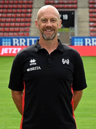 22.07.2026, xjhx, Fussball 3.Liga, SV Wehen Wiesbaden Porträttermin 2026 2027, Fototermin Saison 2026 27 v.l. Co-Trainer Frank Steinmetz (SV Wehen Wiesbaden) Wiesbaden *** July 22, 2026, xjhx, Soccer 3rd Division, SV Wehen Wiesbaden Photo Shoot 2026–2027, Photo Session for the 2026–27 Season (from left): Assistant Coach Frank Steinmetz, SV Wehen Wiesbaden, Wiesbaden