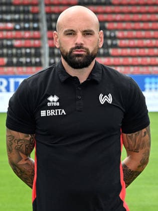22.07.2026, xjhx, Fussball 3.Liga, SV Wehen Wiesbaden Porträttermin 2026 2027, Fototermin Saison 2026 27 v.l. Co Trainer Analyse Giuliano Modica (SV Wehen Wiesbaden) Wiesbaden *** July 22, 2026, xjhx, Soccer 3rd Division, SV Wehen Wiesbaden Photo Shoot 2026–2027, Photo Session for the 2026–27 Season, from left: Assistant Coach Giuliano Modica, SV Wehen Wiesbaden, Wiesbaden