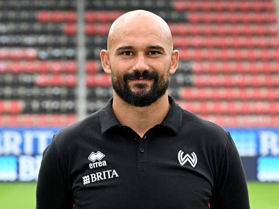 22.07.2026, xjhx, Fussball 3.Liga, SV Wehen Wiesbaden Porträttermin 2026 2027, Fototermin Saison 2026 27 v.l. Torwarttrainer Mohamed Amsif (SV Wehen Wiesbaden) Wiesbaden *** July 22, 2026, xjhx, Soccer 3rd Division, SV Wehen Wiesbaden Photo Shoot 2026–2027, Photo Session for the 2026–27 Season (from left): Goalkeeper Coach Mohamed Amsif, SV Wehen Wiesbaden, Wiesbaden