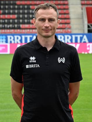 22.07.2026, xjhx, Fussball 3.Liga, SV Wehen Wiesbaden Porträttermin 2026 2027, Fototermin Saison 2026 27 v.l. Spielanalyst Phil Weimer (SV Wehen Wiesbaden) Wiesbaden *** July 22, 2026, xjhx, Soccer 3rd Division, SV Wehen Wiesbaden Photo Shoot 2026–2027, Photo Session for the 2026–27 Season, from left: Game Analyst Phil Weimer, SV Wehen Wiesbaden, Wiesbaden