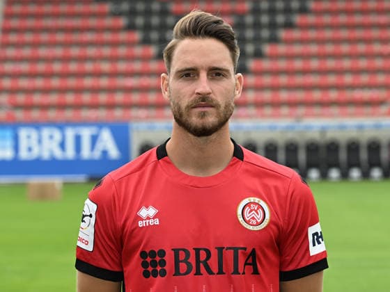 22.07.2026, xjhx, Fussball 3.Liga, SV Wehen Wiesbaden Porträttermin 2026 2027, Fototermin Saison 2026 27 v.l. Lukas Schleimer (SV Wehen Wiesbaden) Wiesbaden *** July 22, 2026, xjhx, Soccer 3rd Division, SV Wehen Wiesbaden Photo Shoot 2026–2027, Photo Session for the 2026–2027 Season, from left: Lukas Schleimer, SV Wehen Wiesbaden, Wiesbaden
