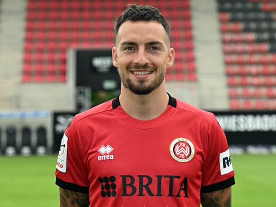 22.07.2026, xjhx, Fussball 3.Liga, SV Wehen Wiesbaden Porträttermin 2026 2027, Fototermin Saison 2026 27 v.l. Sinan Karweina (SV Wehen Wiesbaden) Wiesbaden *** July 22, 2026, xjhx, Soccer 3rd Division, SV Wehen Wiesbaden Photo Shoot 2026–2027, Photo Session for the 2026–2027 Season, from left: Sinan Karweina, SV Wehen Wiesbaden, Wiesbaden