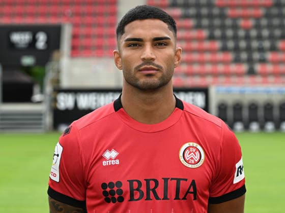 22.07.2026, xjhx, Fussball 3.Liga, SV Wehen Wiesbaden Porträttermin 2026 2027, Fototermin Saison 2026 27 v.l. Simon Stehle (SV Wehen Wiesbaden) Wiesbaden *** July 22, 2026, xjhx, Soccer 3rd Division, SV Wehen Wiesbaden Photo Shoot 2026–2027, Photo Session for the 2026–2027 Season, from left: Simon Stehle, SV Wehen Wiesbaden, Wiesbaden