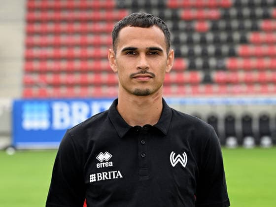 22.07.2026, xjhx, Fussball 3.Liga, SV Wehen Wiesbaden Porträttermin 2026 2027, Fototermin Saison 2026 27 v.l. Teammanager Tom Fladung Wiesbaden *** July 22, 2026, xjhx, Soccer 3rd Division, SV Wehen Wiesbaden Photo Shoot 2026–2027, Photo Session for the 2026–2027 Season (from left): Team Manager Tom Fladung, Wiesbaden