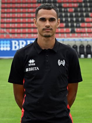 22.07.2026, xjhx, Fussball 3.Liga, SV Wehen Wiesbaden Porträttermin 2026 2027, Fototermin Saison 2026 27 v.l. Teammanager Tom Fladung Wiesbaden *** July 22, 2026, xjhx, Soccer 3rd Division, SV Wehen Wiesbaden Photo Shoot 2026–2027, Photo Session for the 2026–2027 Season (from left): Team Manager Tom Fladung, Wiesbaden