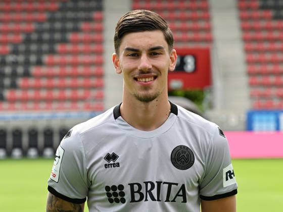 22.07.2026, xjhx, Fussball 3.Liga, SV Wehen Wiesbaden Porträttermin 2026 2027, Fototermin Saison 2026 27 v.l. Noah Brdar (SV Wehen Wiesbaden) Wiesbaden *** July 22, 2026, xjhx, Soccer 3rd Division, SV Wehen Wiesbaden Photo Shoot 2026–2027, Photo Session for the 2026–2027 Season, from left: Noah Brdar, SV Wehen Wiesbaden, Wiesbaden