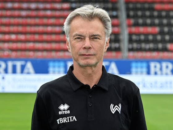 22.07.2026, xjhx, Fussball 3.Liga, SV Wehen Wiesbaden Porträttermin 2026 2027, Fototermin Saison 2026 27 v.l. Mannschaftsarzt Dr. Tammo Quitzau Wiesbaden *** July 22, 2026, xjhx, Soccer 3rd Division, SV Wehen Wiesbaden Photo Shoot 2026–2027, Photo Session for the 2026–27 Season (from left): Team Doctor Dr. Tammo Quitzau, Wiesbaden