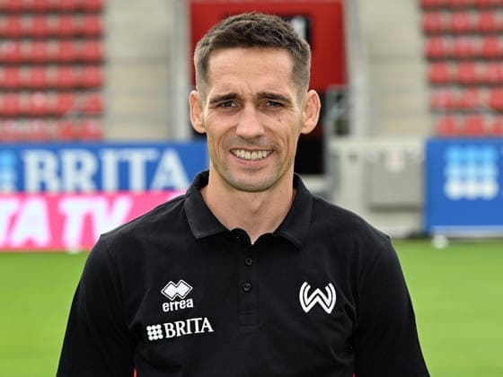 22.07.2026, xjhx, Fussball 3.Liga, SV Wehen Wiesbaden Porträttermin 2026 2027, Fototermin Saison 2026 27 v.l. Scout Philipp Klement Wiesbaden *** July 22, 2026, xjhx, Soccer 3rd Division, SV Wehen Wiesbaden Photo Shoot 2026–2027, Photo Session for the 2026–2027 Season, from left: Scout Philipp Klement, Wiesbaden