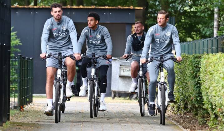 22.07.2026, NED, Fußball, Herren, 1. Bundesliga, Saison 2026 2027, Trainingslager, Rasenplatz , SV Elversberg Luca Pfeiffer, Francis Onyeka, Luca Sirch und Lukas Petkov ( Elversberg ) auf dem Fahrrad Stroe Rasenplatz Gelderland Niederlande *** July 22, 2026, NED, Soccer, Men s, 1. Bundesliga, 2026–2027 season, training camp, grass field, SV Elversberg: Luca Pfeiffer, Francis Onyeka, Luca Sirch, and Lukas Petkov; Elversberg on bikes; Stroe grass field; Gelderland, Netherlands Copyright: xNordphotox xSMx