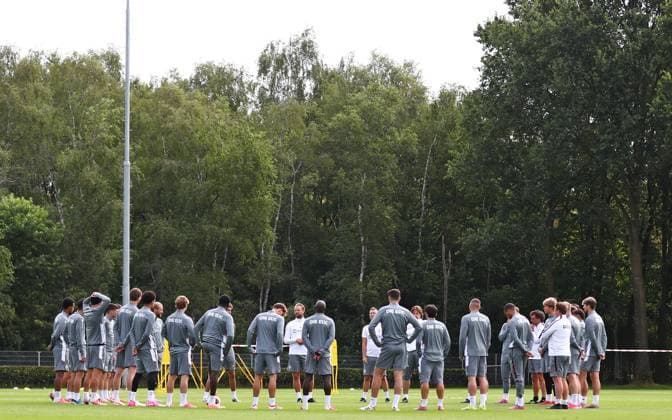 22.07.2026, NED, Fußball, Herren, 1. Bundesliga, Saison 2026 2027, Trainingslager, Rasenplatz , SV Elversberg Mannschaftskreis mit Besprechung ( Elversberg ) Stroe Rasenplatz Gelderland Niederlande *** July 22, 2026, NED, Soccer, Men s, 1st Bundesliga, 2026–2027 Season, Training Camp, Grass Field, SV Elversberg Team Meeting at Elversberg Stroe Grass Field, Gelderland, Netherlands Copyright: xNordphotox xSMx