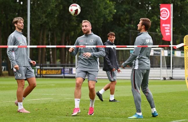 22.07.2026, NED, Fußball, Herren, 1. Bundesliga, Saison 2026 2027, Trainingslager, Rasenplatz , SV Elversberg Torwart Nicolas Kristof ( Elversberg, Mitte ) köpft den Ball beim Fußball-Tennis in die gegnerische Hälfte Stroe Rasenplatz Gelderland Niederlande *** July 22, 2026, NED, Soccer, Men s, 1. Bundesliga, 2026–2027 season, training camp, grass field, SV Elversberg goalkeeper Nicolas Kristof Elversberg, center, heads the ball into the opponent’s half during soccer tennis at Stroe Grass Field, Gelderland, Netherlands Copyright: xNordphotox xSMx