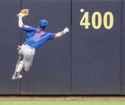 New York Mets center fielder A.J. Ewing chases a ball hit for a triple by Milwaukee Brewers designated hitter Christian Yelich in the sixth inning of the MLB, Baseball Herren, USA game between the New York Mets and the Milwaukee Brewers at American Family Field in Milwaukee, Wisconsin on Wednesday July 22, 2026.  MIL20260722828 TANNENxMAURY