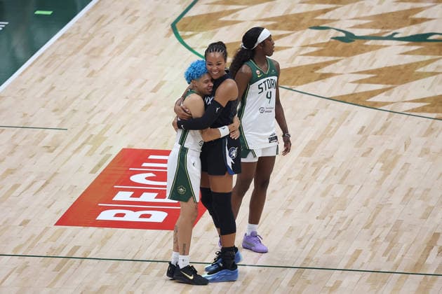 July 22, 2026, Seattle, Washington, USA: Minnesota Lynx forward NAPHEESA COLLIER (24) and Seattle Storm guard NATISHA HIEDEMAN (2) share an embrace prior to the WNBA, Basketball Damen, USA match between the Seattle Storm and Minnesota Lynx at Climate Pledge Arena in Seattle. WNBA 2026: Minnesota 86:76 Seattle  - ZUMAd218 20260722_zsp_d218_001 Copyright: xRichardxDizonx