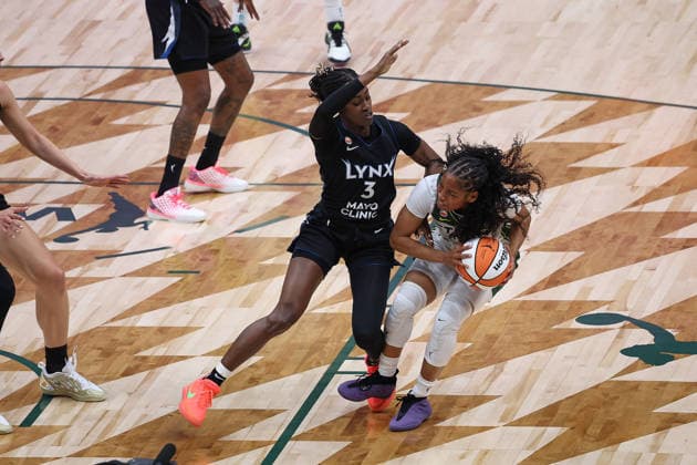 July 22, 2026, Seattle, Washington, USA: Seattle Storm guard ZIA COOKE (7) controls the ball while defended by Minnesota Lynx guard MAYA CALDWELL (3) in the third quarter of the WNBA, Basketball Damen, USA match between the Seattle Storm and Minnesota Lynx at Climate Pledge Arena in Seattle. WNBA 2026: Minnesota 86:76 Seattle  - ZUMAd218 20260722_zsp_d218_011 Copyright: xRichardxDizonx