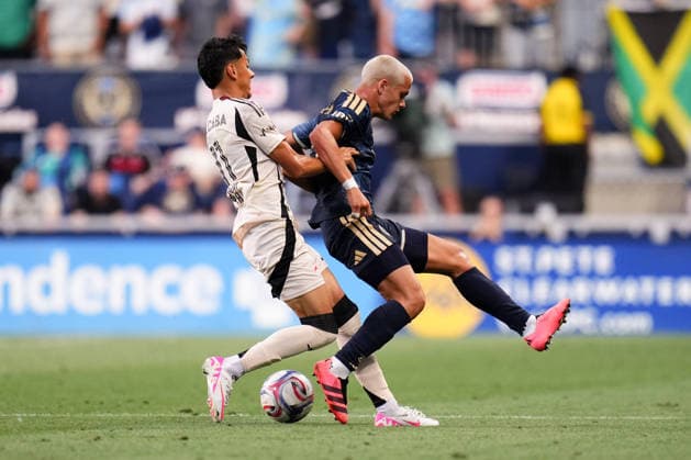 July 22, 2026: Red Bull New York Forward Jorge Ruvalcaba (11) and Philadelphia Union Midfielder Cavan Sullivan (6) battle for the ball during the first half of an MLS, Fussball Herren, USA match at Subaru Park in Chester, Pennsylvania. CSM MLS 2026: Union Vs Red Bull JUL 22  - ZUMAc04_ 20260722_zma_c04_004 Copyright: xKylexRoddenx