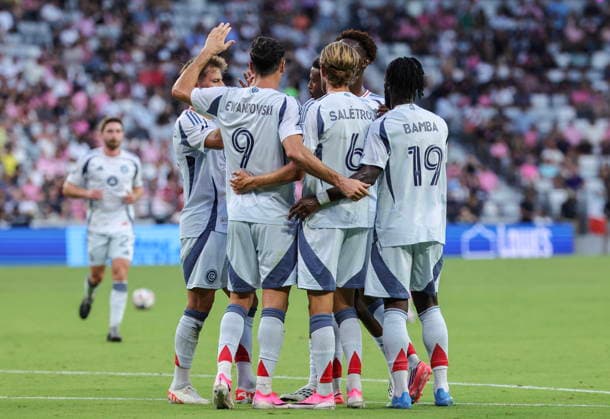 MLS, Fussball Herren, USA Inter Miami CF vs Chicago Fire FC match Chicago Fire FC s Robert Lewandowski (L) celebrates with his teammembers during the MLS game between Inter Miami and Chicago Fire FC at Nu Stadium in Miami, Florida, USA, 22 July 2026. MIAMI FLORIDA United States  Copyright: xCRISTOBALxHERRERA-ULASHKEVICHx