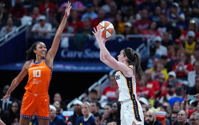 INDIANAPOLIS, IN - JULY 22: Indiana Fever guard Caitlin Clark (22) takes a 3 point shot during a game against the Connecticut Sun on July 22, 2026, at Gainbridge Fieldhouse in Indianapolis, Indiana. (Photo by Brian Spurlock Icon Sportswire) WNBA, Basketball Damen, USA JUL 22 Connecticut Sun at Indiana Fever EDITORIAL USE ONLY Icon2607221