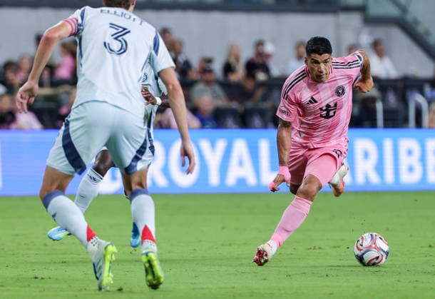 MLS, Fussball Herren, USA Inter Miami CF vs Chicago Fire FC match Inter Miami CF s Luis Suarez (R) in action during the MLS game between Inter Miami and Chicago Fire FC at Nu Stadium in Miami, Florida, USA, 22 July 2026. MIAMI FLORIDA United States  Copyright: xCRISTOBALxHERRERA-ULASHKEVICHx