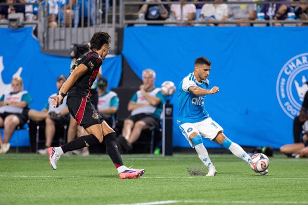 July 22, 2026: Charlotte FC offense Liel Abada (11) passes into the box against Atlanta United defense Tomas Jacob (55) during the first half of the Major League Soccer match up at Bank of America Stadium in Charlotte, NC. ( CSM) MLS, Fussball Herren, USA 2026: Atlanta United At Charlotte FC Jul 22  - ZUMAc04_ 20260722_zma_c04_020 Copyright: xScottxKinserx