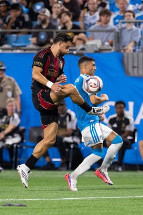 July 22, 2026: Atlanta United defense Enea Mihaj (4) clears the ball against Charlotte FC offense Liel Abada (11) during the first half of the Major League Soccer match up at Bank of America Stadium in Charlotte, NC. ( CSM) MLS, Fussball Herren, USA 2026: Atlanta United At Charlotte FC Jul 22  - ZUMAc04_ 20260722_zma_c04_021 Copyright: xScottxKinserx