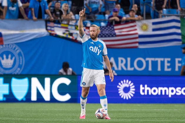 July 22, 2026: Charlotte FC defense Tim Ream (3) directs his team against the Atlanta United in the first half of the Major League Soccer match up at Bank of America Stadium in Charlotte, NC. ( CSM) MLS, Fussball Herren, USA 2026: Atlanta United At Charlotte FC Jul 22  - ZUMAc04_ 20260722_zma_c04_022 Copyright: xScottxKinserx