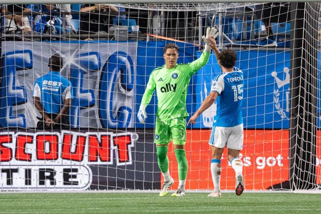July 22, 2026: Charlotte FC goalkeeper Kristijan Kahlina (1) celebrates a save with defense Harry Toffolo (15) during the first half against the Atlanta United in the Major League Soccer match up at Bank of America Stadium in Charlotte, NC. ( CSM) MLS, Fussball Herren, USA 2026: Atlanta United At Charlotte FC Jul 22  - ZUMAc04_ 20260722_zma_c04_024 Copyright: xScottxKinserx
