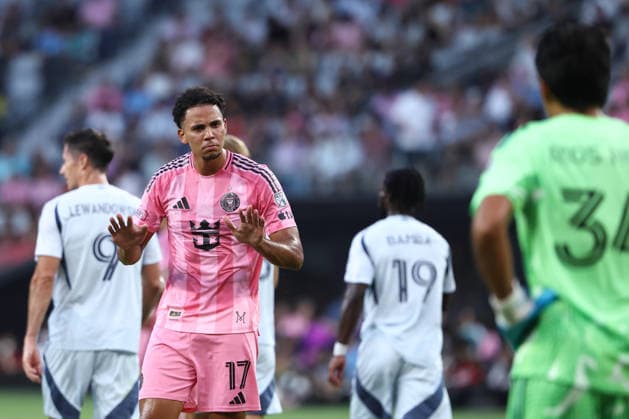 MIAMI, FL - JULY 22: Inter Miami CF defense Ian Fray (17) tries to encourage Inter Miami CF goalkeeper Rocco Rios Novo (34) after an own goal in the first half during the MLS, Fussball Herren, USA match between Inter Miami CF and Chicago Fire FC on Wednesday, July 22, 2026 at Nu Stadium in Miami, FL (Photo by Peter Joneleit Icon Sportswire) SOCCER: JUL 22 MLS Inter Miami CF vs Chicago Fire FC EDITORIAL USE ONLY Icon260722003