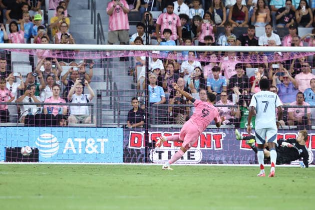 MIAMI, FL - JULY 22: Inter Miami CF offense Luis Suarez (9) converts a penalty kick in the first half during the MLS, Fussball Herren, USA match between Inter Miami CF and Chicago Fire FC on Wednesday, July 22, 2026 at Nu Stadium in Miami, FL (Photo by Peter Joneleit Icon Sportswire) SOCCER: JUL 22 MLS Inter Miami CF vs Chicago Fire FC EDITORIAL USE ONLY Icon260722004
