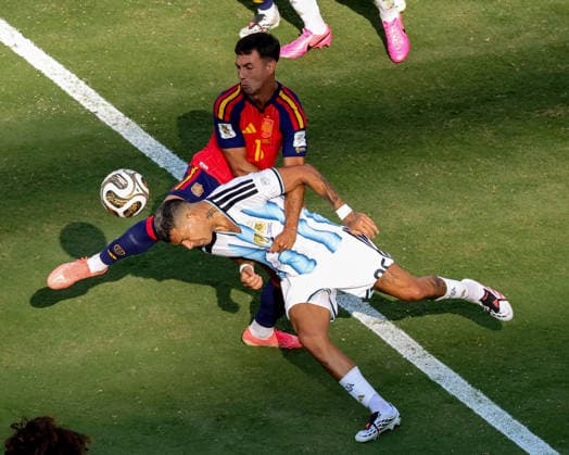 July 19, 2026, East Rutherford, New Jersey, USA: Spain midfielder MARTIN ZUBIMENDI (18) holds Argentina defender FACUNDO MEDINA (25) while they go for the ball during the 2026 FIFA World Cup, WM, Weltmeisterschaft, Fussball Final match between Spain and Argentina at MetLife Stadium in East Rutherford, NJ FIFA World Cup Final 2026: Spain 1:0 Argentina  - ZUMAr225 20260719_zsp_r225_195 Copyright: xScottxRausenbergerx