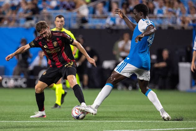July 22, 2026: Atlanta United midfield Alexey Miranchuk (59) and Charlotte FC defense Morrison Agyemang (44) battle for the ball during the second half of the Major League Soccer match up at Bank of America Stadium in Charlotte, NC. ( CSM) MLS, Fussball Herren, USA 2026: Atlanta United At Charlotte FC Jul 22  - ZUMAc04_ 20260722_zma_c04_080 Copyright: xScottxKinserx