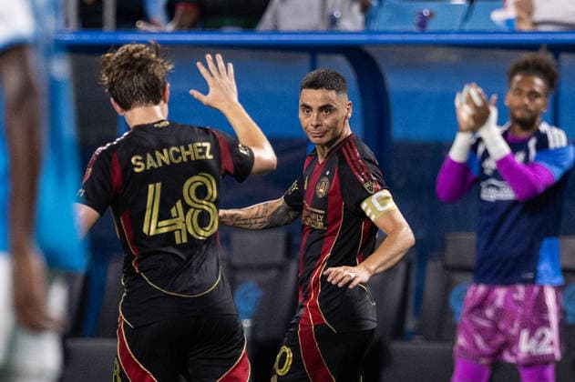 July 22, 2026: Atlanta United midfield Miguel Almiron (10) celebrates with midfield Cooper Sanchez (48) after a goal in the second half against the Charlotte FC during the Major League Soccer match up at Bank of America Stadium in Charlotte, NC. ( CSM) MLS, Fussball Herren, USA 2026: Atlanta United At Charlotte FC Jul 22  - ZUMAc04_ 20260722_zma_c04_083 Copyright: xScottxKinserx