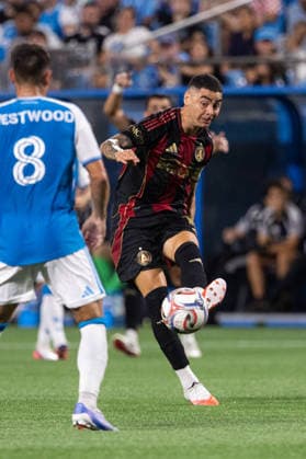 July 22, 2026: Atlanta United midfield Miguel Almiron (10) passes the ball during the second half against the Charlotte FC in the Major League Soccer match up at Bank of America Stadium in Charlotte, NC. ( CSM) MLS, Fussball Herren, USA 2026: Atlanta United At Charlotte FC Jul 22  - ZUMAc04_ 20260722_zma_c04_085 Copyright: xScottxKinserx