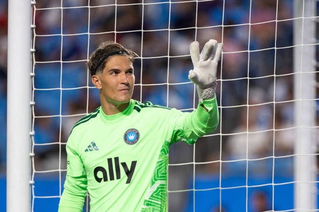 July 22, 2026: Charlotte FC goalkeeper Kristijan Kahlina (1) waves to a fan during a stoppage against the Atlanta United in the second half of the Major League Soccer match up at Bank of America Stadium in Charlotte, NC. ( CSM) MLS, Fussball Herren, USA 2026: Atlanta United At Charlotte FC Jul 22  - ZUMAc04_ 20260722_zma_c04_086 Copyright: xScottxKinserx