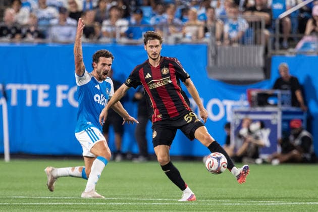 July 22, 2026: Charlotte FC defense Harry Toffolo (15) calls for a foul against Atlanta United midfield Alexey Miranchuk (59) during the first half of the Major League Soccer match up at Bank of America Stadium in Charlotte, NC. ( CSM) MLS, Fussball Herren, USA 2026: Atlanta United At Charlotte FC Jul 22  - ZUMAc04_ 20260722_zma_c04_088 Copyright: xScottxKinserx