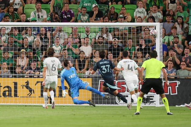 AUSTIN, TX - JULY 22: Brad Stuver 1 of the Austin FC watches a shot go off the post during the MLS, Fussball Herren, USA match between Austin FC and Seattle Sounders FC on July 22, 2026, at Q2 Stadium in Austin, TX. (Photo by David Buono Icon Sportswire) SOCCER: JUL 22 MLS Austin FC vs Seattle Sounders FC EDITORIAL USE ONLY Icon260722016
