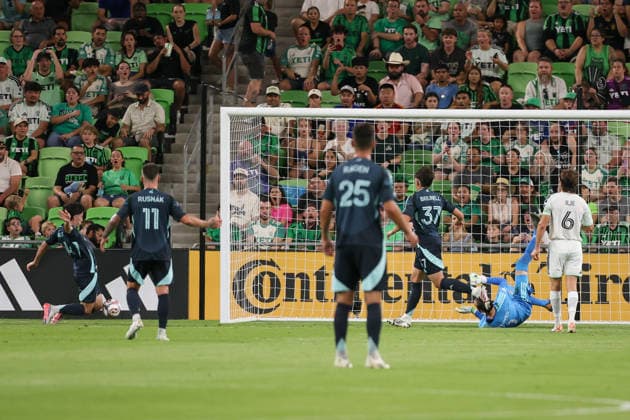 AUSTIN, TX - JULY 22: Paul Rothrock 14 of the Seattle Sounders FC scores as Brad Stuver 1 of the Austin FC lays on the ground after a shot bounces of the right post all the way to the left side of the net during the MLS, Fussball Herren, USA match between Austin FC and Seattle Sounders FC on July 22, 2026, at Q2 Stadium in Austin, TX. (Photo by David Buono Icon Sportswire) SOCCER: JUL 22 MLS Austin FC vs Seattle Sounders FC EDITORIAL USE ONLY Icon260722017