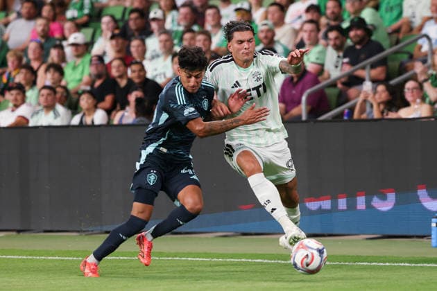 AUSTIN, TX - JULY 22: Brandon Vazquez 9 of the Austin FC and Peter Kingston 45 of the Seattle Sounders FC battle for the ball during the MLS, Fussball Herren, USA match between Austin FC and Seattle Sounders FC on July 22, 2026, at Q2 Stadium in Austin, TX. (Photo by David Buono Icon Sportswire) SOCCER: JUL 22 MLS Austin FC vs Seattle Sounders FC EDITORIAL USE ONLY Icon260722019