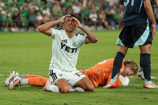 AUSTIN, TX - JULY 22: Myrto Uzuni 10 of the Austin FC reacts after missing a chance on goal as Andrew Thomas 26 of the Seattle Sounders FC lays on the ball during the MLS, Fussball Herren, USA match between Austin FC and Seattle Sounders FC on July 22, 2026, at Q2 Stadium in Austin, TX. (Photo by David Buono Icon Sportswire) SOCCER: JUL 22 MLS Austin FC vs Seattle Sounders FC EDITORIAL USE ONLY Icon260722025