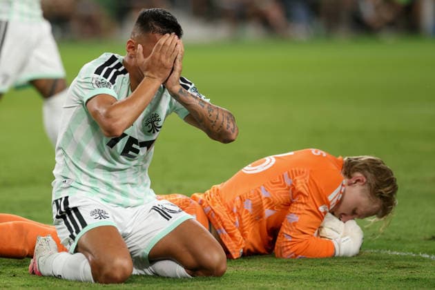AUSTIN, TX - JULY 22: Myrto Uzuni 10 of the Austin FC reacts after missing a chance on goal as Andrew Thomas 26 of the Seattle Sounders FC lays on the ball during the MLS, Fussball Herren, USA match between Austin FC and Seattle Sounders FC on July 22, 2026, at Q2 Stadium in Austin, TX. (Photo by David Buono Icon Sportswire) SOCCER: JUL 22 MLS Austin FC vs Seattle Sounders FC EDITORIAL USE ONLY Icon260722026