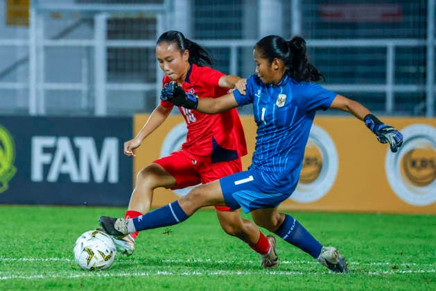 AFF Women s Cup 2026 Indonesia Vs Laos in Kuala Lumpur, Malaysia - 22 JULY 2026. Laita Roati of Indonesia and Anna Keo Onsy of Laos seen in action during the AFF Women s Cup 2026 Final match between Indonesia and Laos at Kuala Lumpur Football Stadium. Final score; Indonesia 5 : 0 Laos. Kuala Lumpur Malaysia Copyright: xWongxFokxLoyx xSOPAxImagesx 20260722_AFW_1862 copy