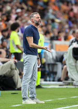 HOUSTON, TX - JULY 22: Houston Dynamo head coach Ben Olsen yells at the referee in the first half during the MLS, Fussball Herren, USA match between Houston Dynamo FC and D.C. United on July 22, 2026 at Shell Energy Stadium in Houston, Texas. (Photo by Leslie Plaza Johnson Icon Sportswire) SOCCER: JUL 22 MLS Houston Dynamo FC vs D.C. United EDITORIAL USE ONLY Icon260722016