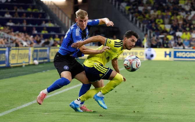 NASHVILLE, TN - JULY 22: CF MontrŽal midfielder Hennadii Synchuk (18) and Nashville SC defender Daniel Lovitz (2) battle for a ball during a match between Nashville SC and CF MontrŽal, July 22, 2026 at GEODIS Park in Nashville, Tennessee. (Photo by Matthew Maxey Icon Sportswire) SOCCER: JUL 22 MLS, Fussball Herren, USA Nashville SC vs CF Montreal EDITORIAL USE ONLY Icon26072213